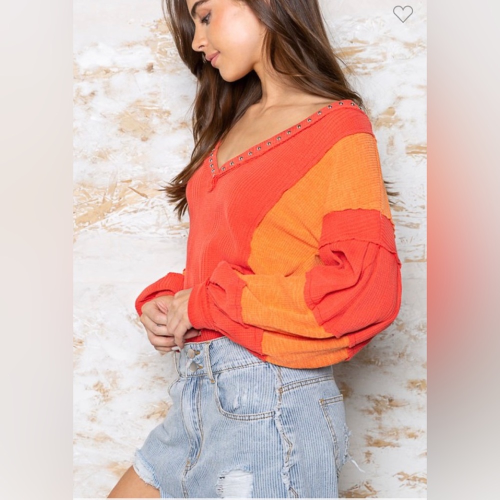 B127🧡❤️NEW!POL perfect v-neck tangerine+ red top w/stud accents+ keyhole back! - Picture 9 of 11
